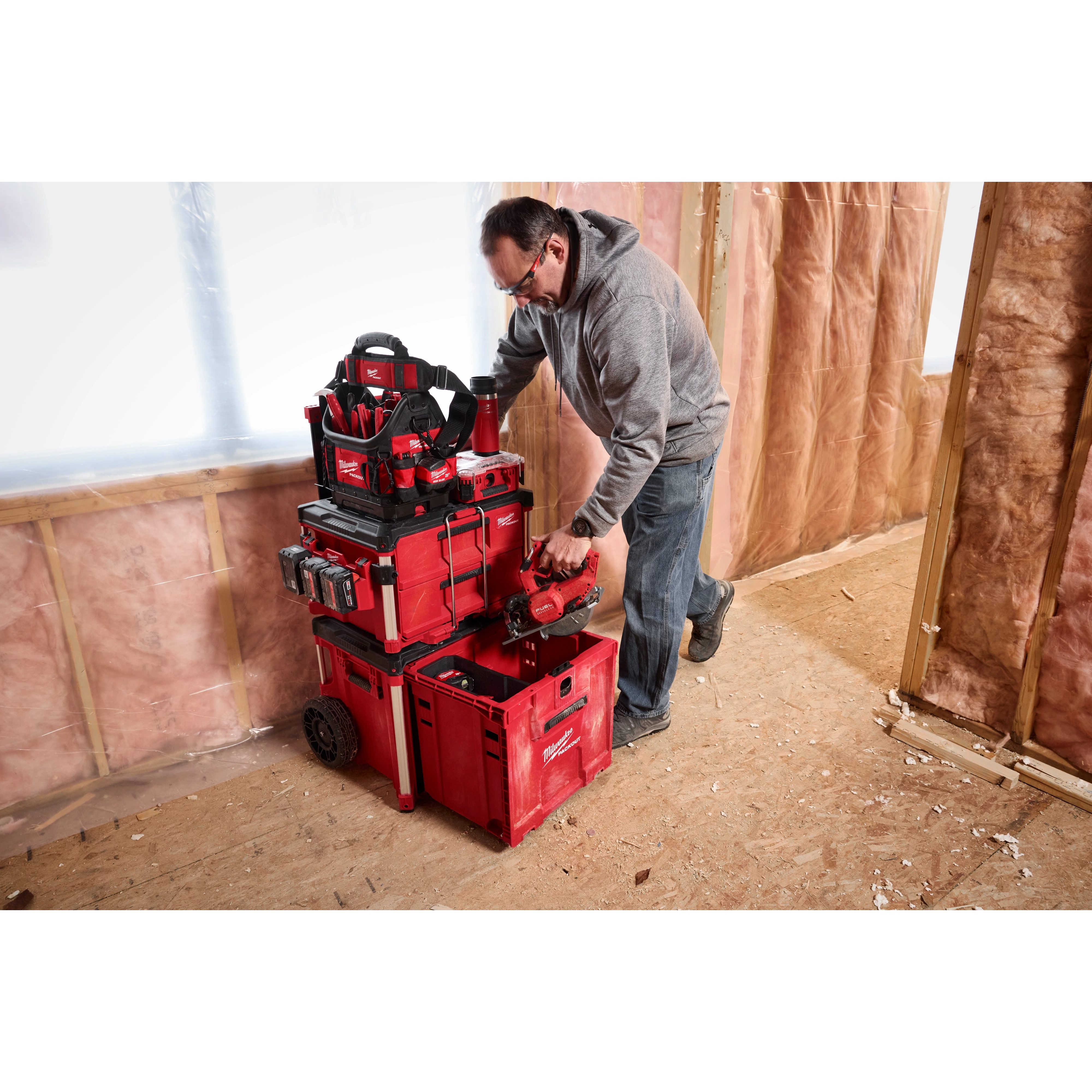 Milwaukee Tool 48-22-8420 PACKOUT Rolling Drawer Tool Box - Collapsible Handle Detail