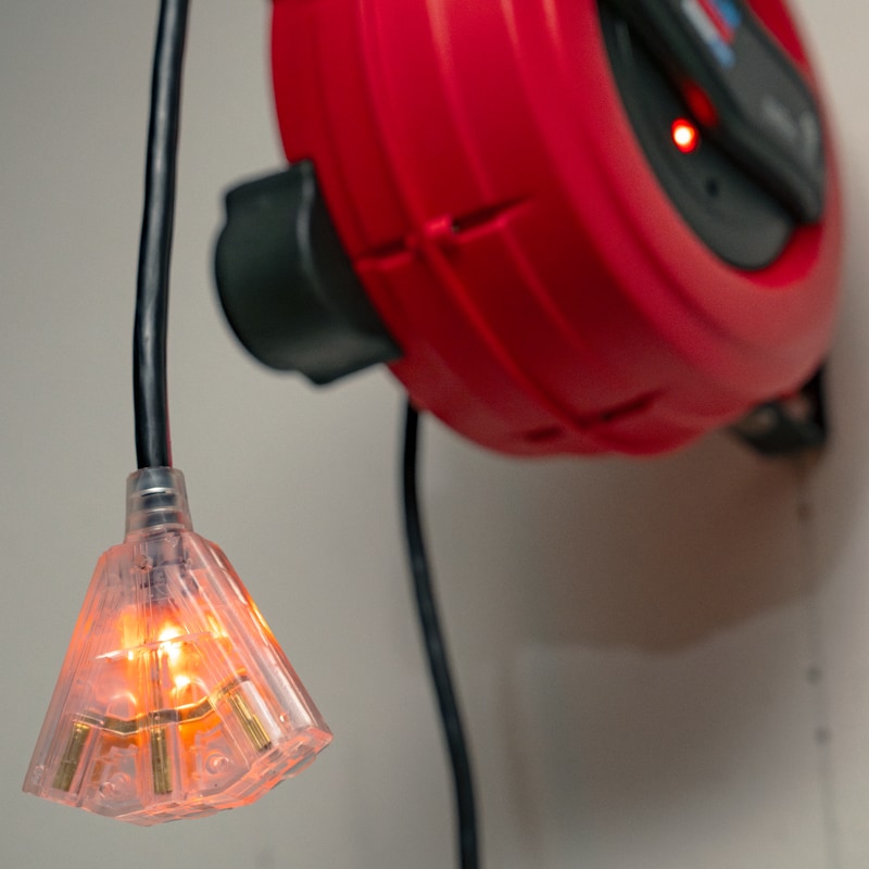 Lincoln Industrial 91039 illuminated triple outlet connector and power indicator light on cord reel