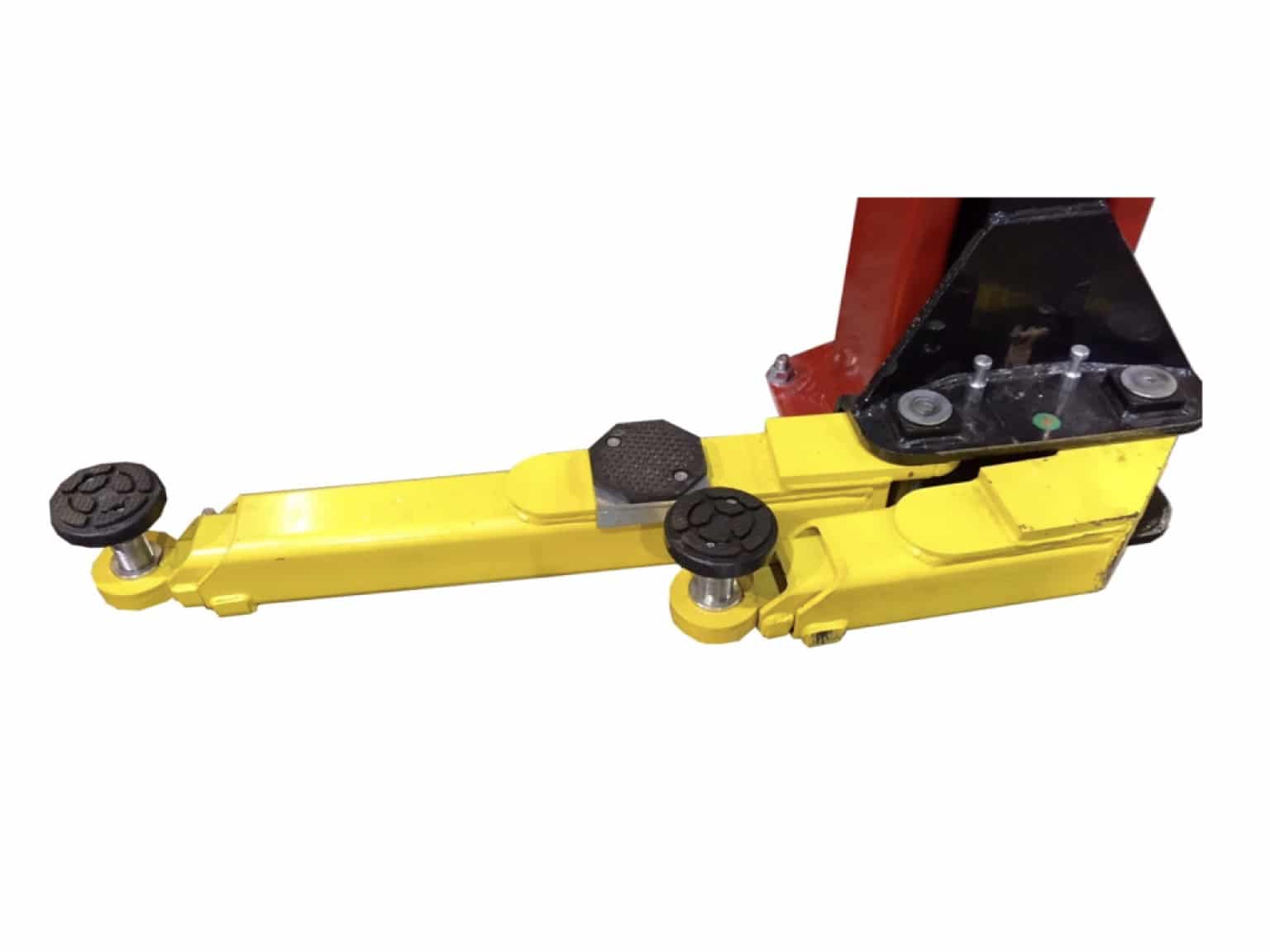 Close-up of yellow 2N1 folded offset lift arm with rubber lift pads