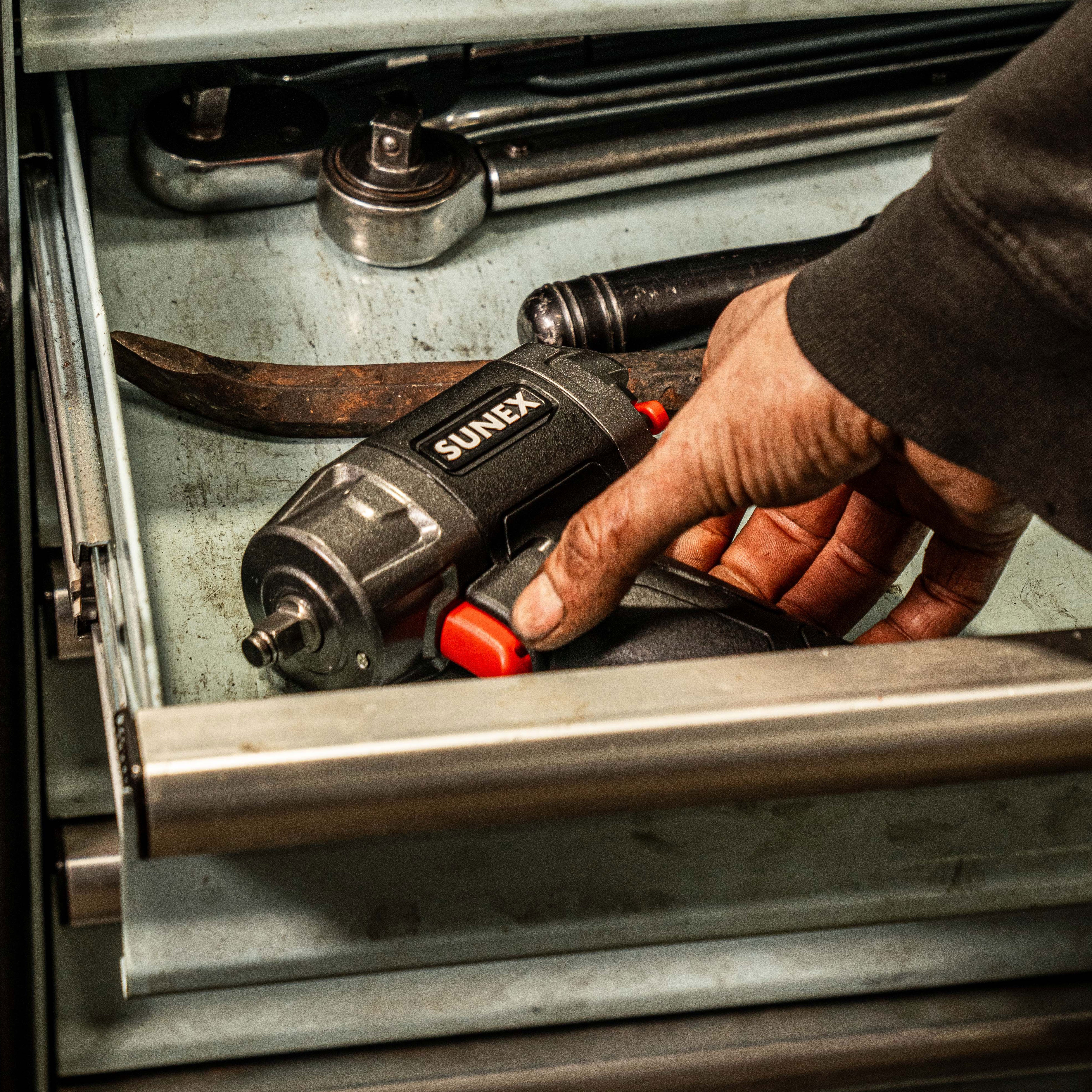 Sunex Tools SX3802 3/8" Drive Magnesium Composite Impact Wrench - rear view showing switch regulator