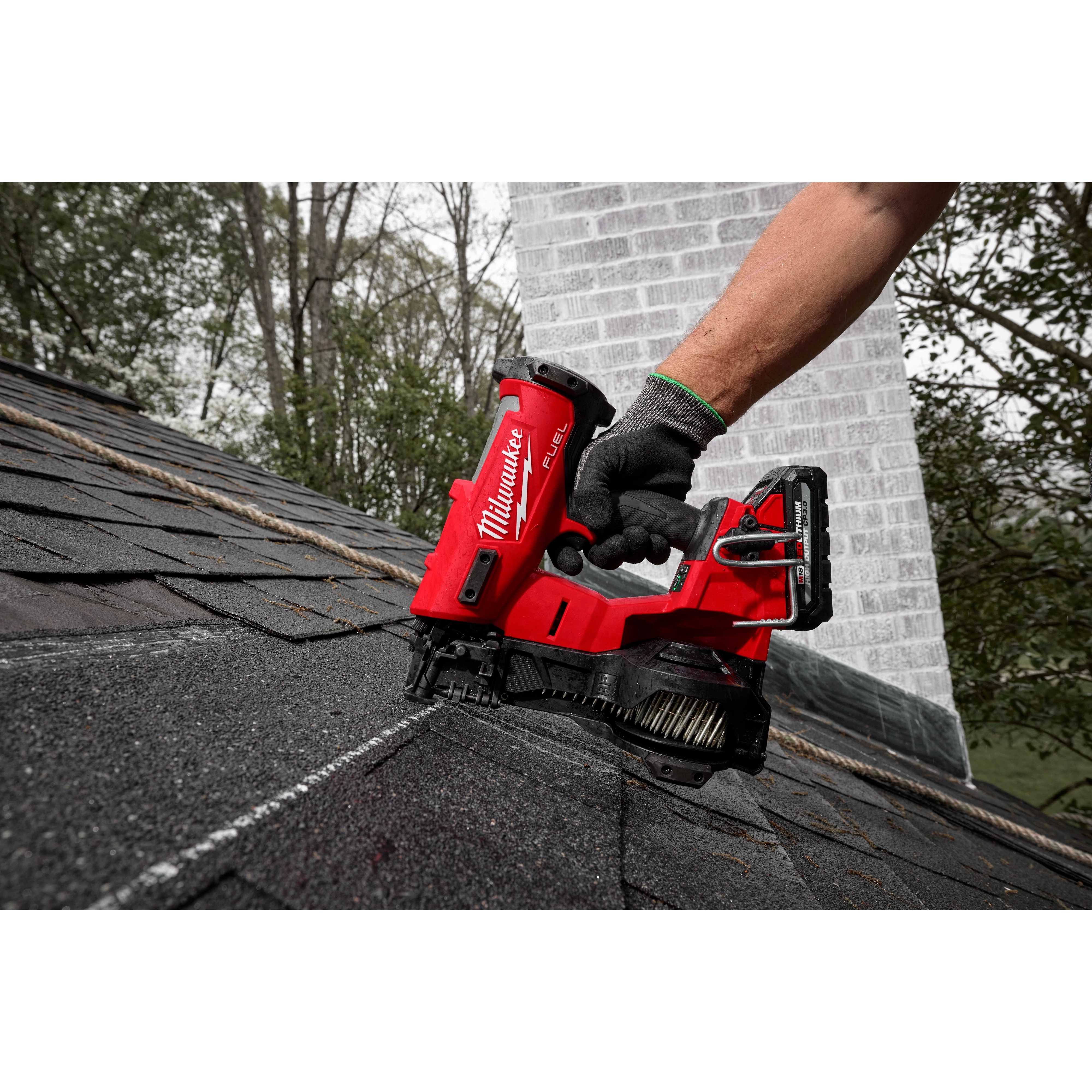 Milwaukee Tool 2909-21 M18 FUEL Coil Roofing Nailer Kit