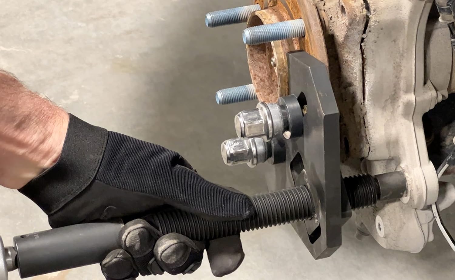 Lisle 40100 HUB REMOVER, FOR MOST 5, 6 AND 8 LUG HUB ASSEMBLIES FOUND ON CARS AND TRUCKS