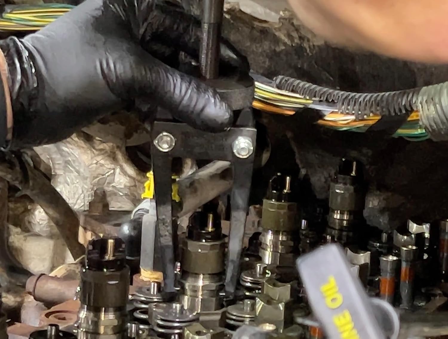 Lisle 40740 DIESEL INJECTOR PULLER KIT, HANDLES A VARIETY OF INJECTORS FOUND IN CUMMINS AND DURAMAX ENGINES