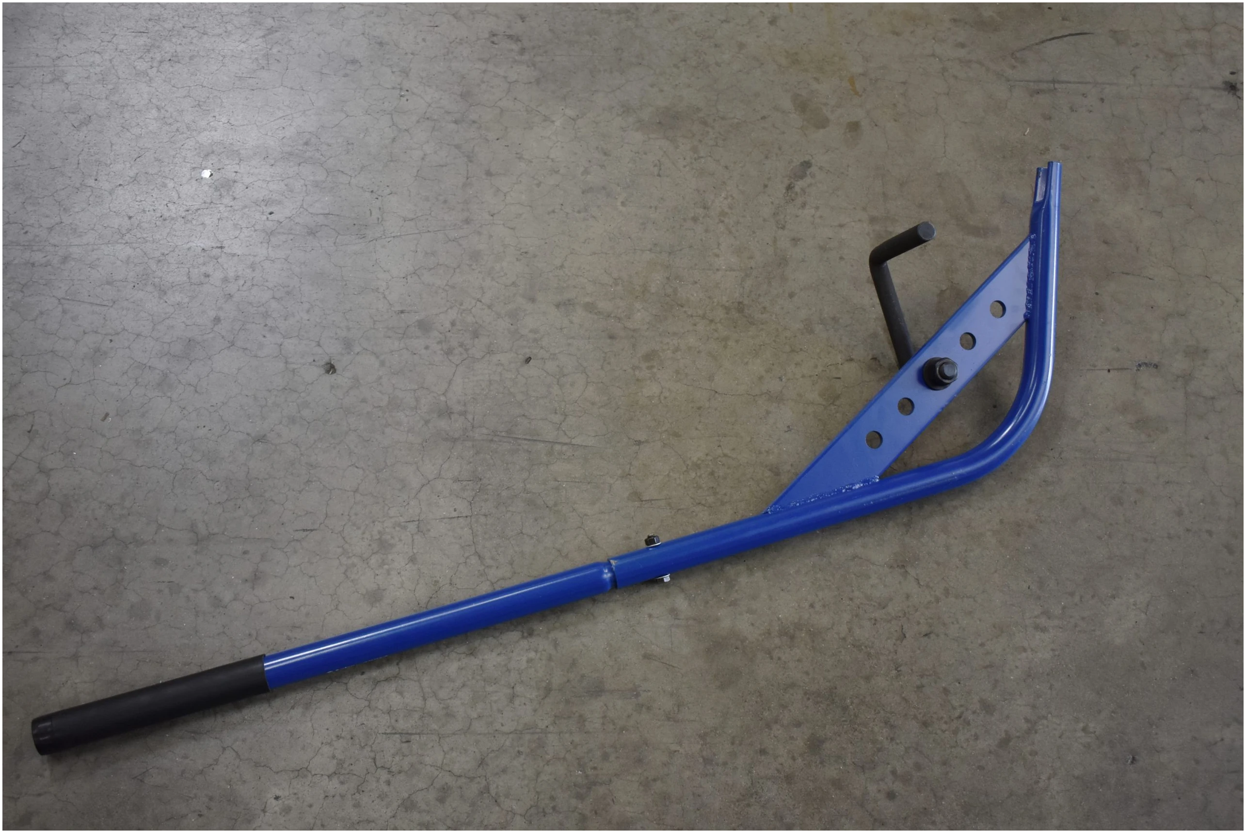 Astro Pneumatic 78914 Lower Control Arm 4ft Pry Bar flat lay on garage floor