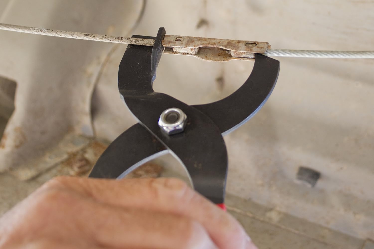 Lisle 44220 EMERGENCY BRAKE CABLE RELEASE TOOL