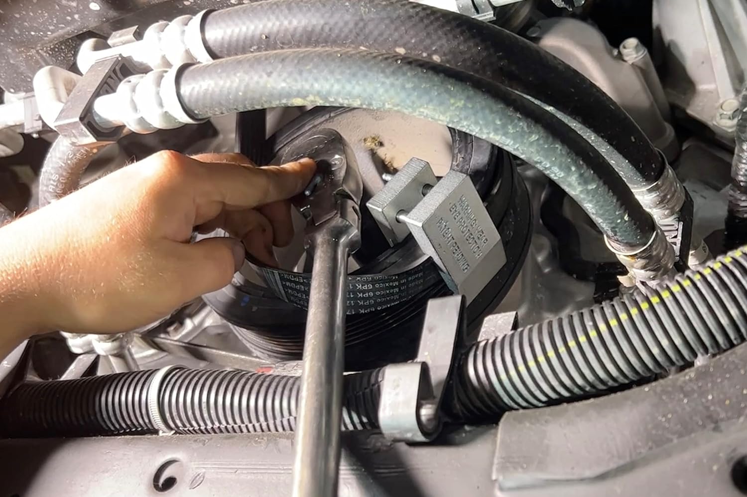 Lisle 59350 Installateur de courroie extensible utilisé pour installer la courroie extensible principale sur des poulies doubles extra profondes.