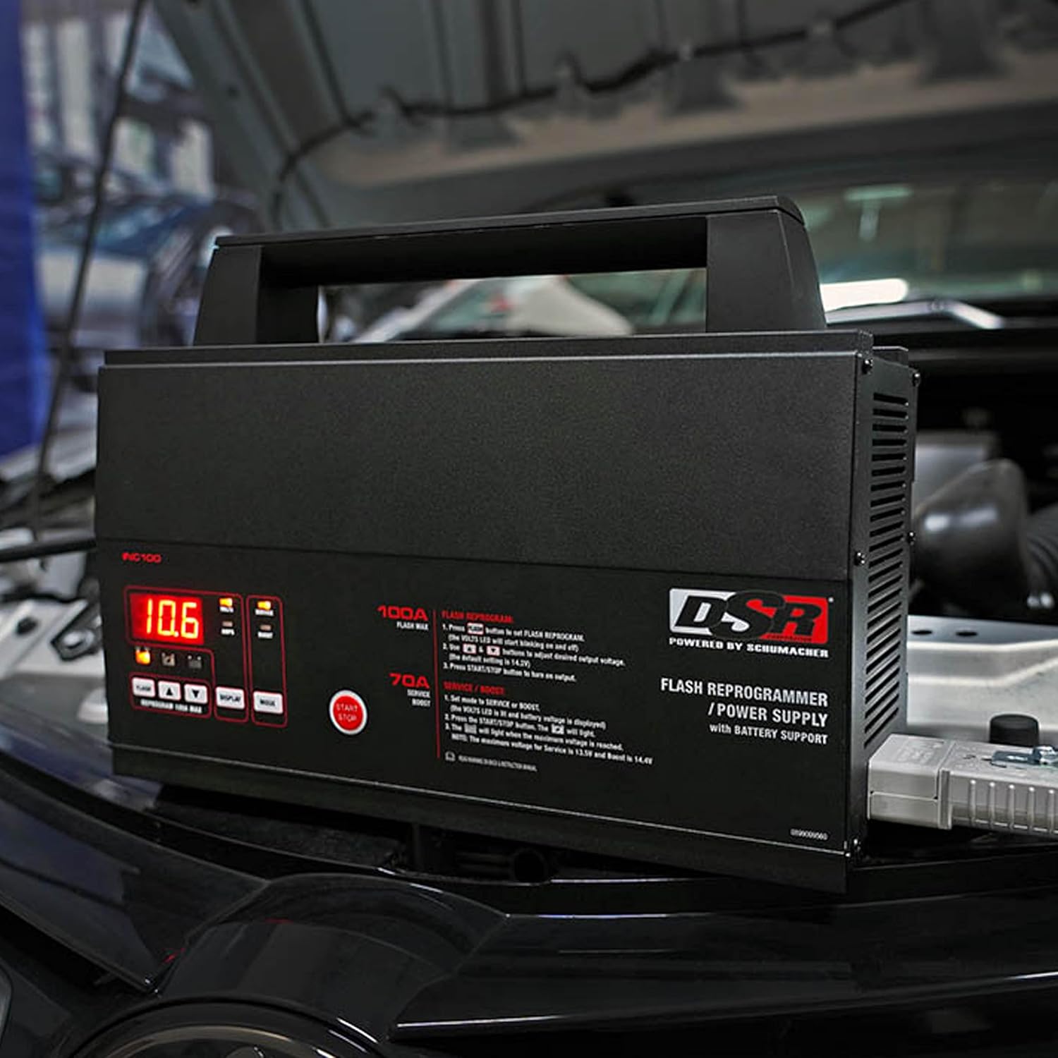 Schumacher Electric DSR ProSeries INC100 Chargeur de batterie 100 A 12 V, reprogrammeur flash et alimentation avec support de batterie, supports de montage réglables inclus