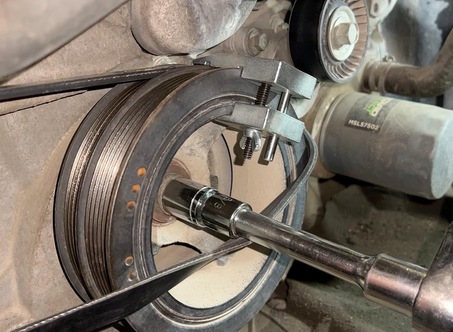 Lisle 59350 Installateur de courroie extensible utilisé pour installer la courroie extensible principale sur des poulies doubles extra profondes.