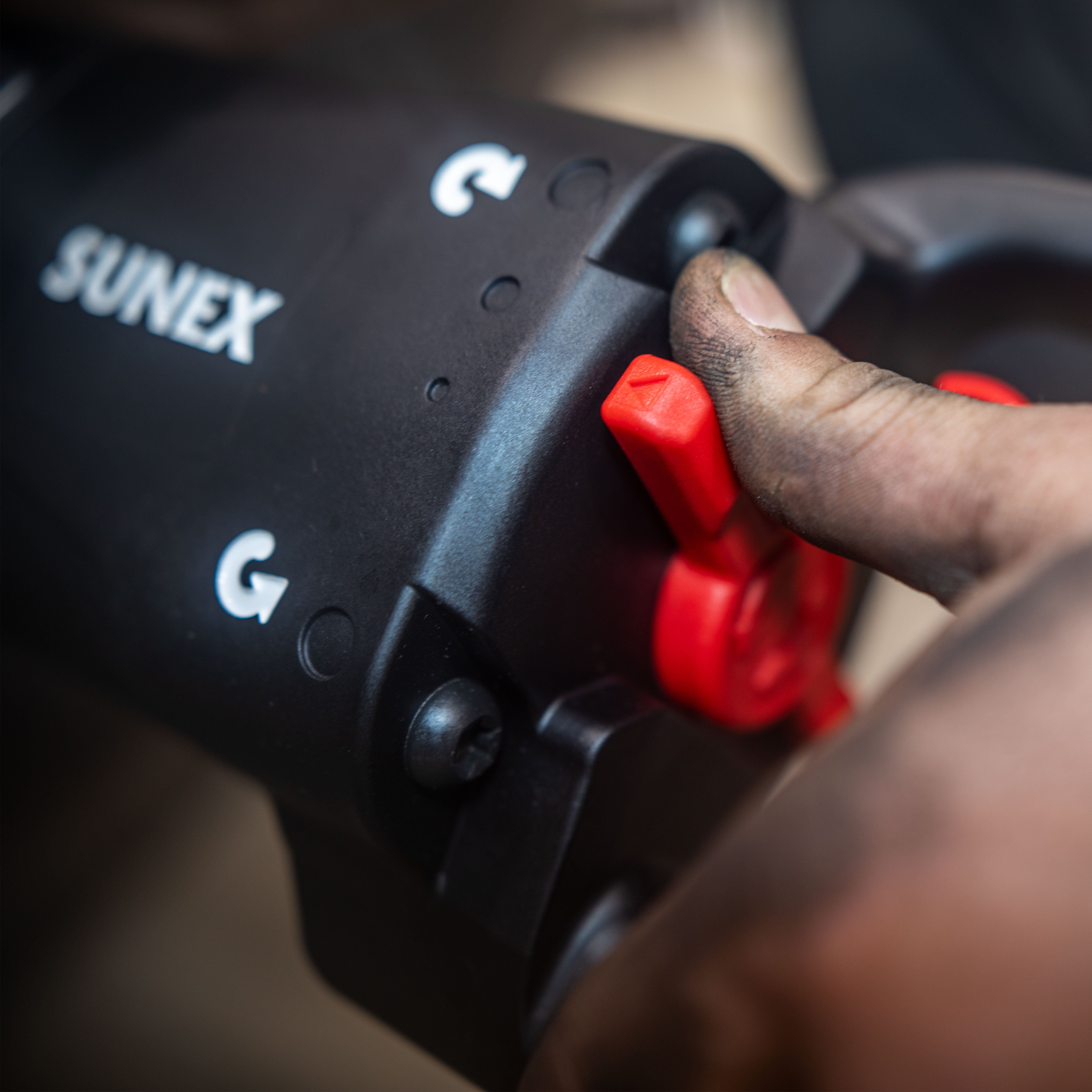 Sunex Tools SX01026 close-up of one-hand switch regulator and forward/reverse directional controls