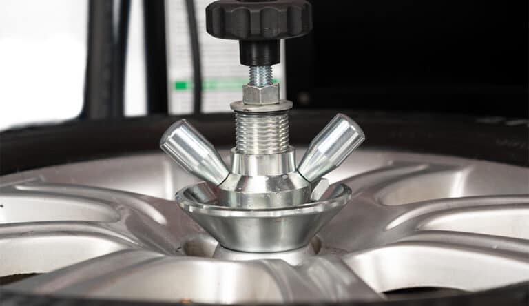 Coats 90C center clamp locking mechanism close-up on alloy wheel