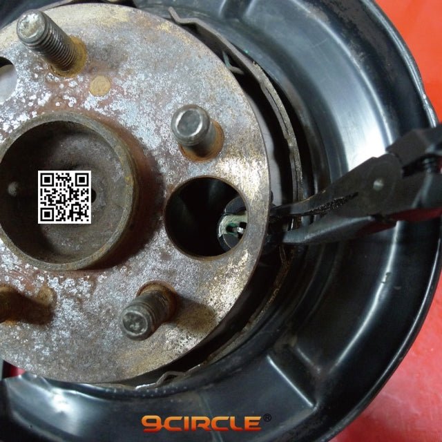9 Circle 30581 Drum Brake Hold-Down Spring Washer Pliers in Action on Drum Brake