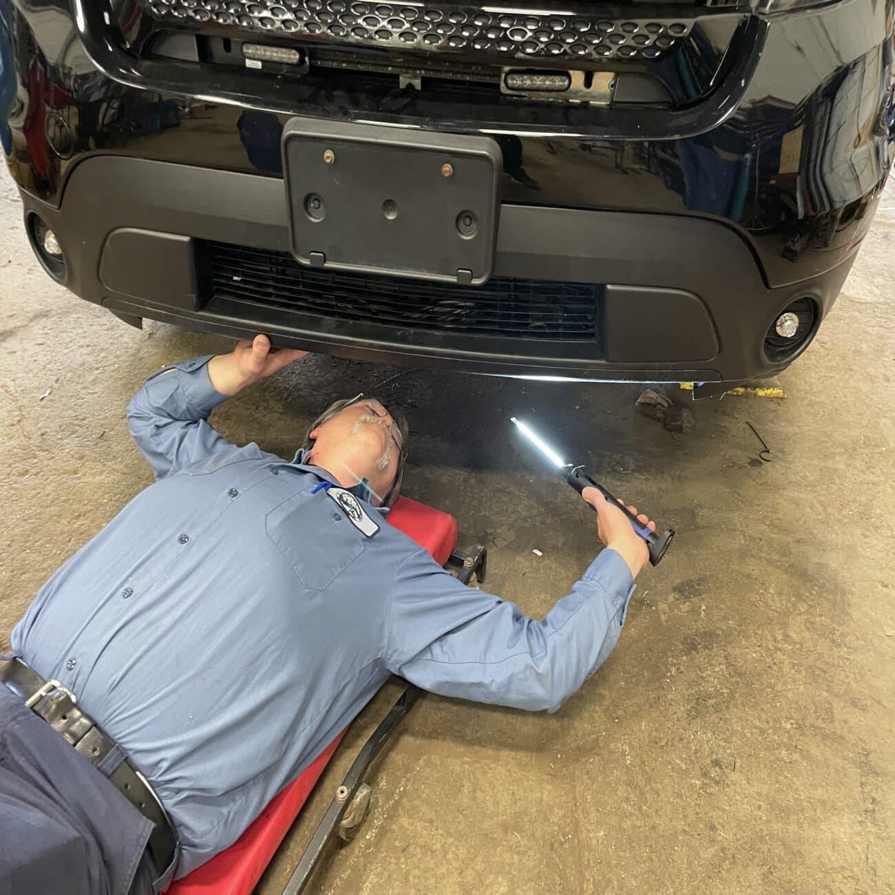 KWR700T rechargeable LED work light in use under vehicle