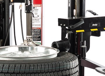 Coats 9028E Power Taper Roller detail with tire and rim