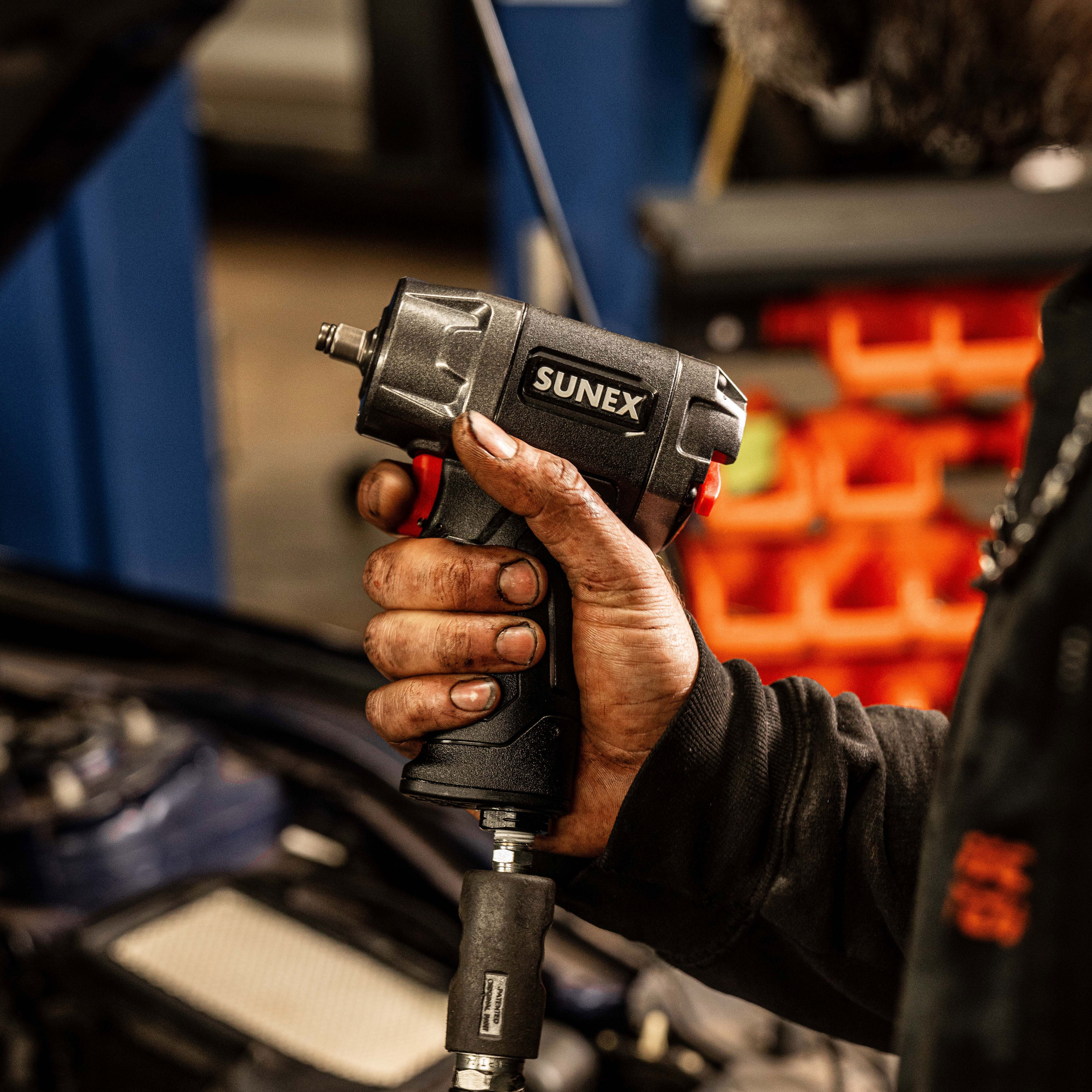 Sunex Tools SX3802 3/8" Drive Magnesium Composite Impact Wrench - one-hand thumb regulator detail
