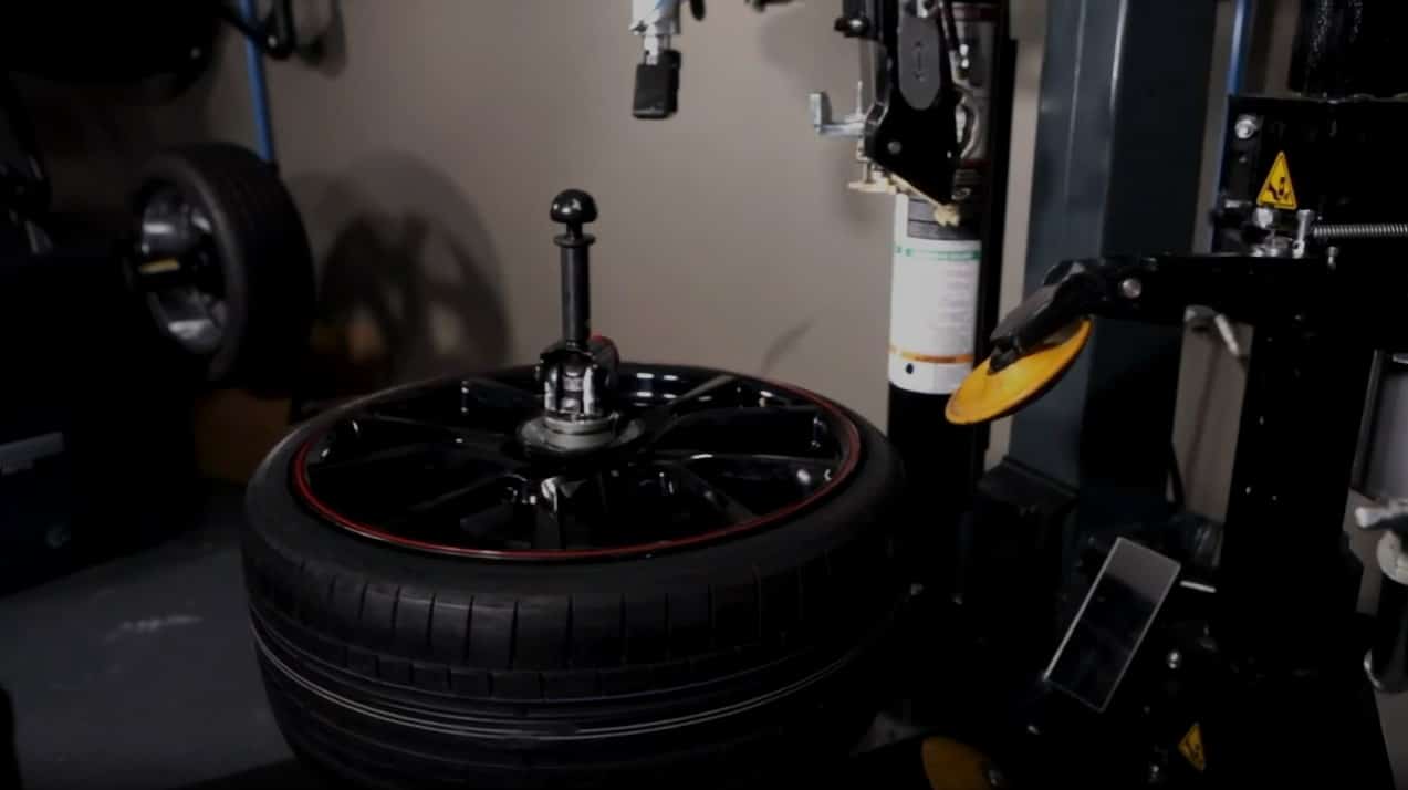 Coats APS 3000 leverless duckhead bead lifter positioned on alloy wheel
