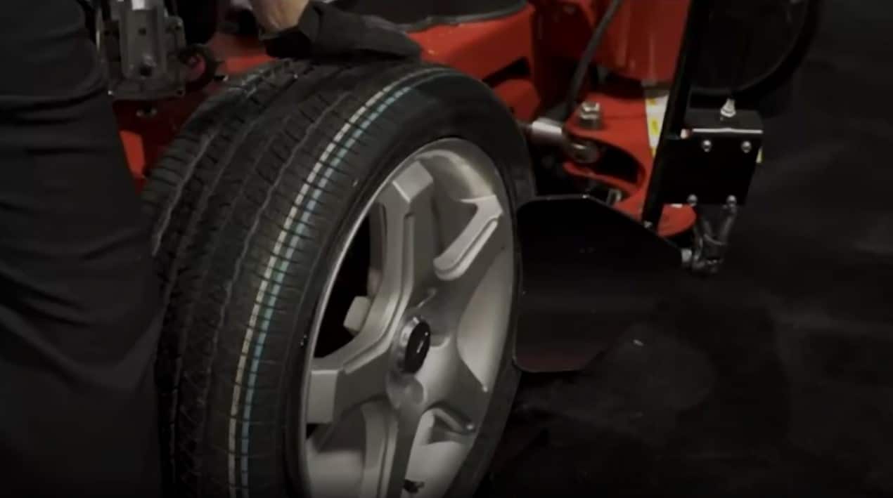 Coats 90C hand-control bead loosening system operating on tire